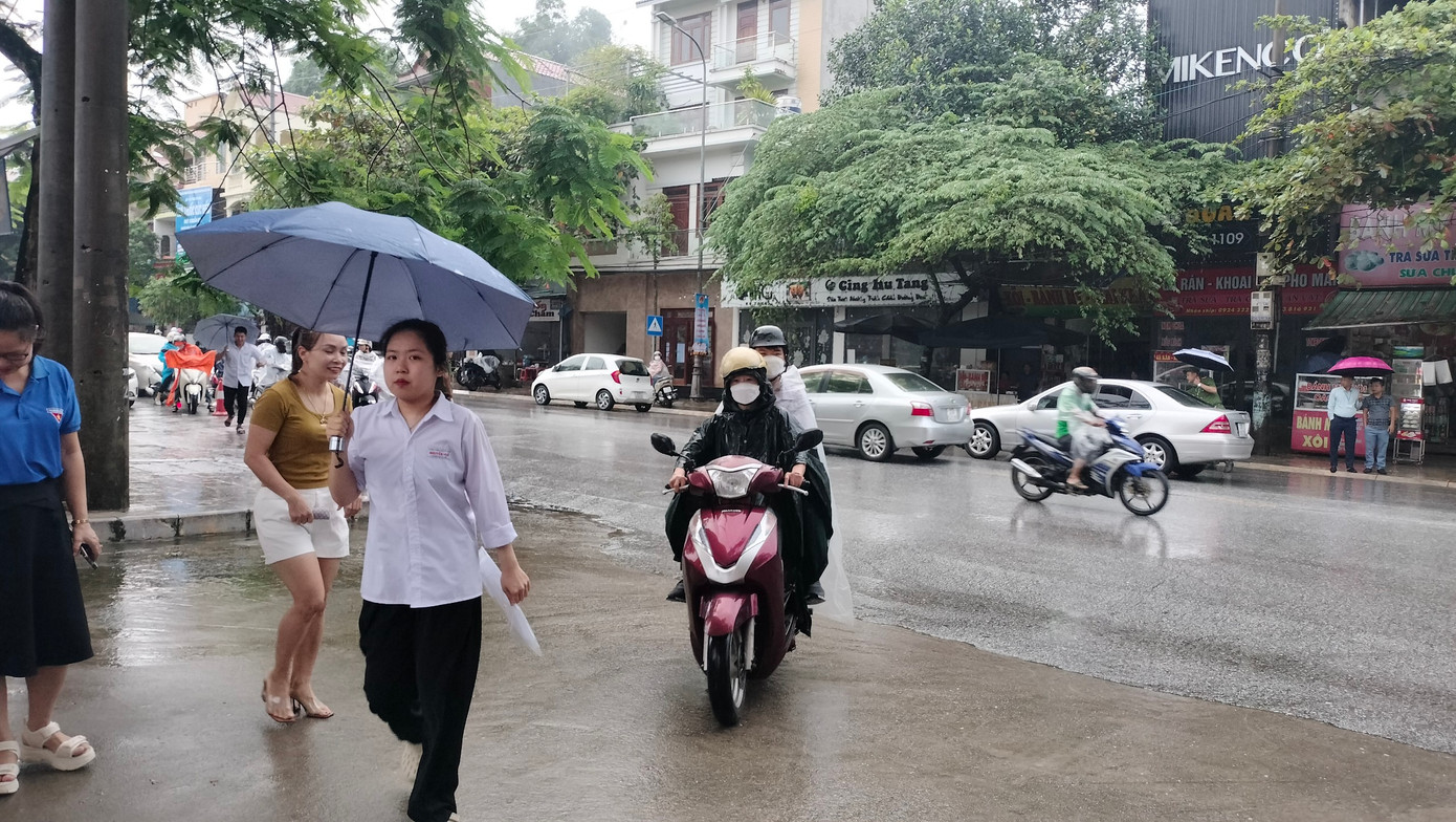 CẬP NHẬT: Kết thúc thi văn, thí sinh tự tin đạt điểm cao ảnh 24