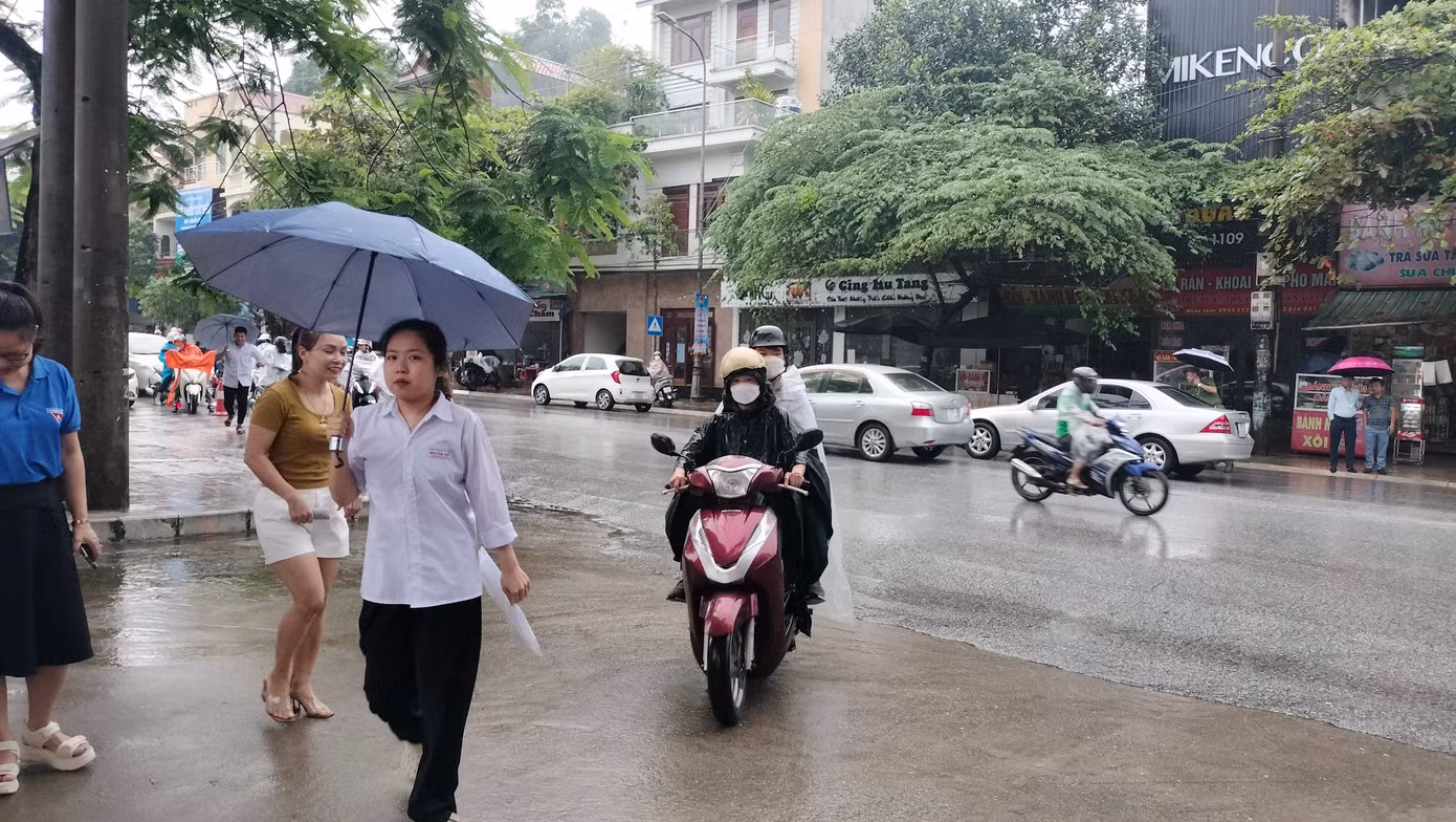 CẬP NHẬT: Kết thúc thi văn, thí sinh tự tin đạt điểm cao ảnh 24
