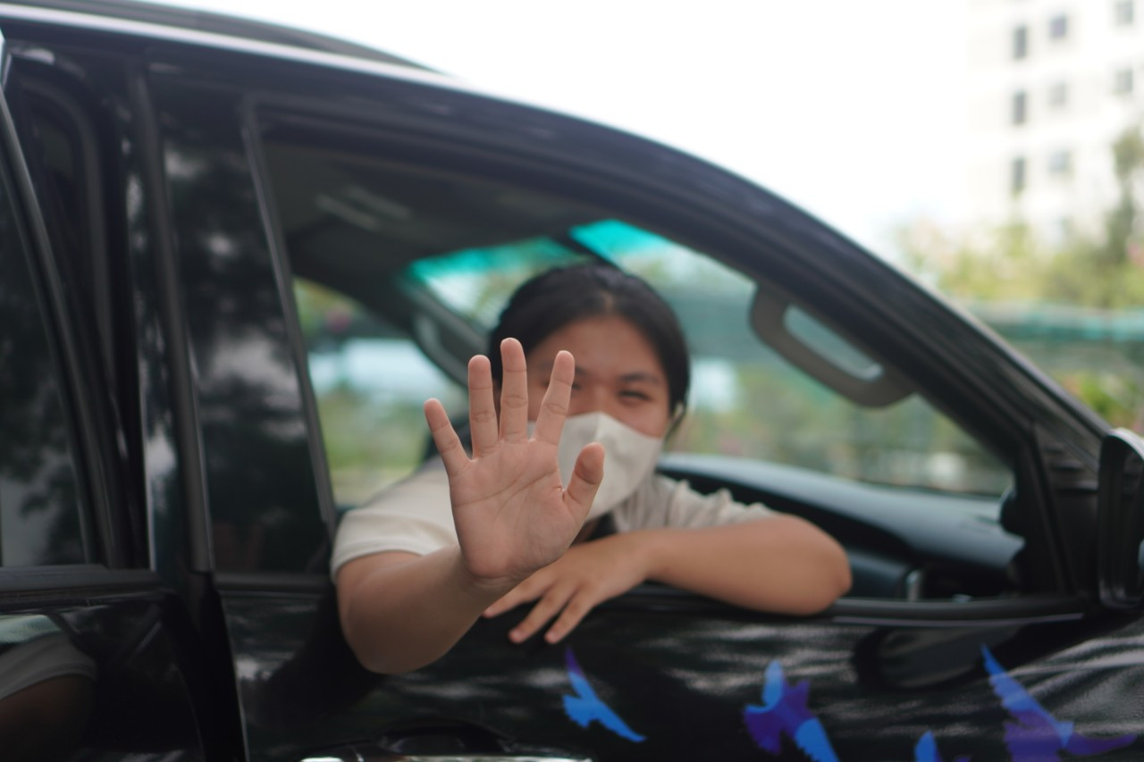 Ảnh: Các thí sinh tại trường Hy vọng được thầy cô đưa đến điểm thi làm thủ tục. Ảnh: Các thí sinh tại trường Hy vọng được thầy cô đưa đến điểm thi làm thủ tục.