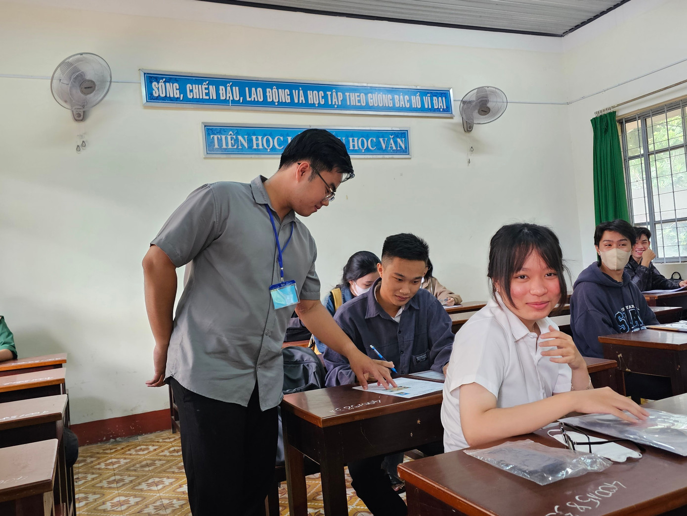 Hơn 1 triệu thí sinh làm thủ tục thi tốt nghiệp ảnh 65 Hơn 1 triệu thí sinh làm thủ tục thi tốt nghiệp ảnh 65