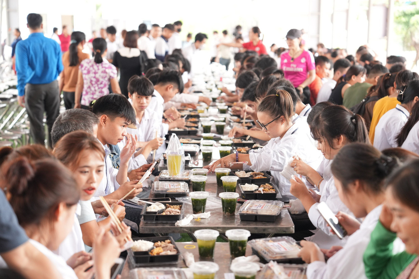 CẬP NHẬT: Sỹ tử làm xong môn Toán, tự tin đạt 8 điểm ảnh 17 CẬP NHẬT: Sỹ tử làm xong môn Toán, tự tin đạt 8 điểm ảnh 17