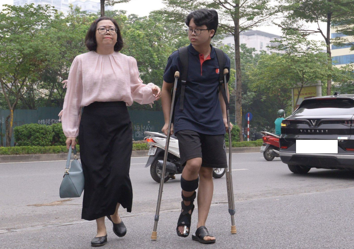 Tính đến chiều 7/6, toàn thành phố có 12 thí sinh có vấn đề sức khoẻ, cần hỗ trợ làm bài thi, trong đó có 9 em bị gãy tay. (ảnh: Trọng Tài) Tính đến chiều 7/6, toàn thành phố có 12 thí sinh có vấn đề sức khoẻ, cần hỗ trợ làm bài thi, trong đó có 9 em bị gãy tay. (ảnh: Trọng Tài)