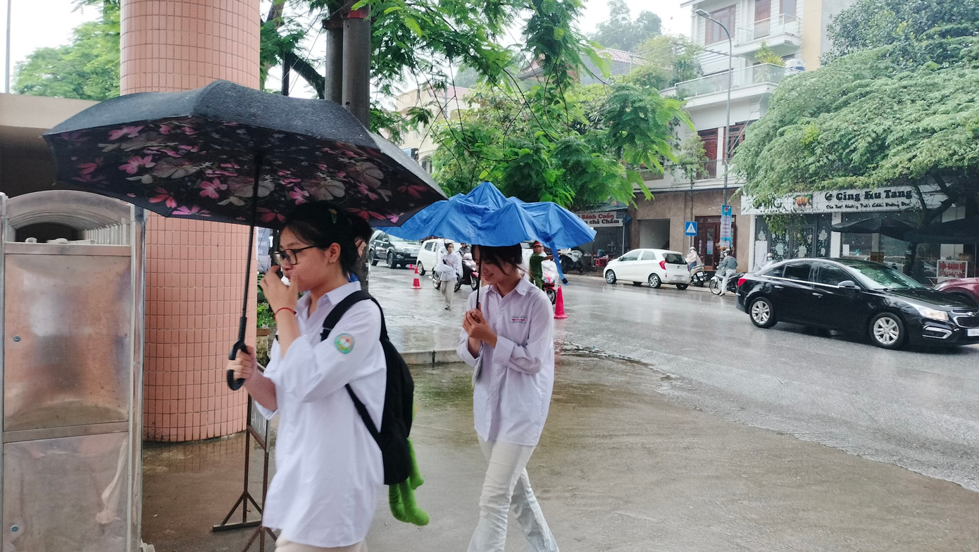 CẬP NHẬT: Kết thúc thi văn, thí sinh tự tin đạt điểm cao ảnh 27