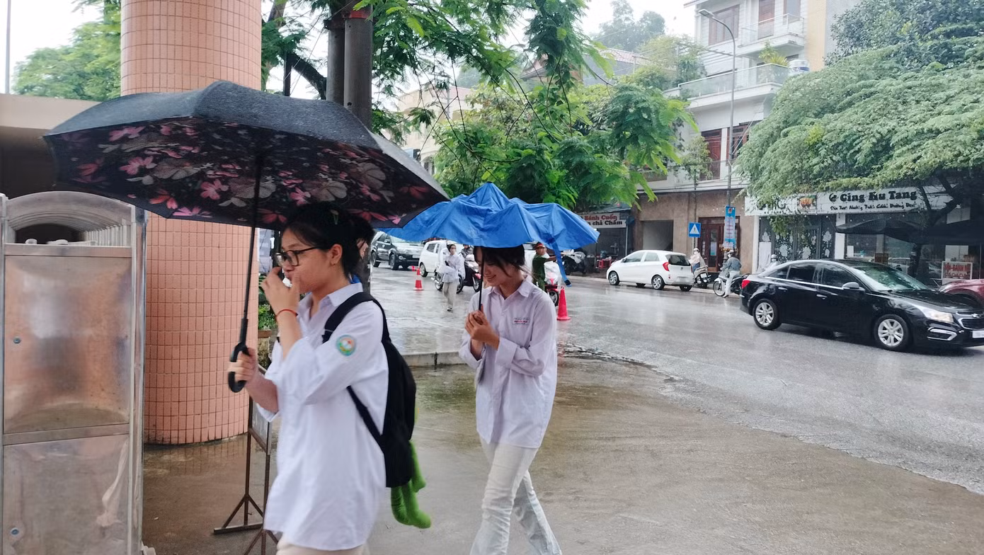 CẬP NHẬT: Kết thúc thi văn, thí sinh tự tin đạt điểm cao ảnh 27