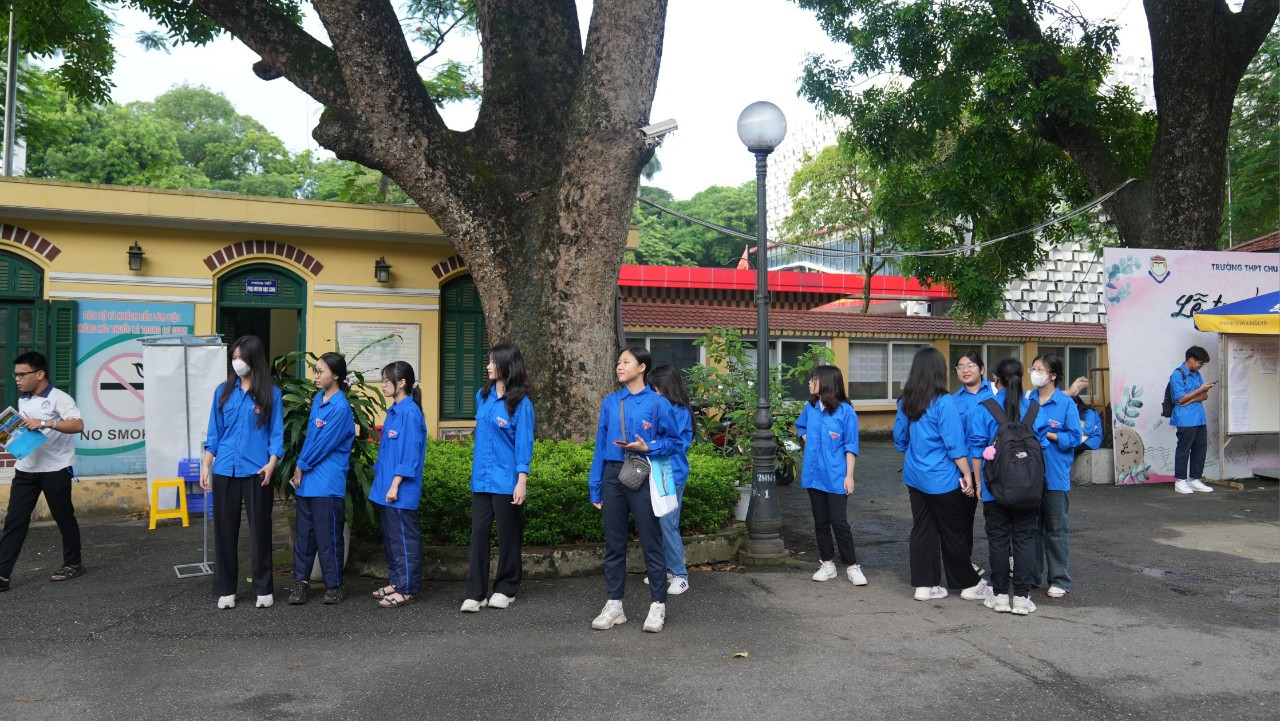 Bài thi tổ hợp vừa sức, sỹ tử phấn khởi tự tin đạt điểm cao ảnh 6 Bài thi tổ hợp vừa sức, sỹ tử phấn khởi tự tin đạt điểm cao ảnh 6