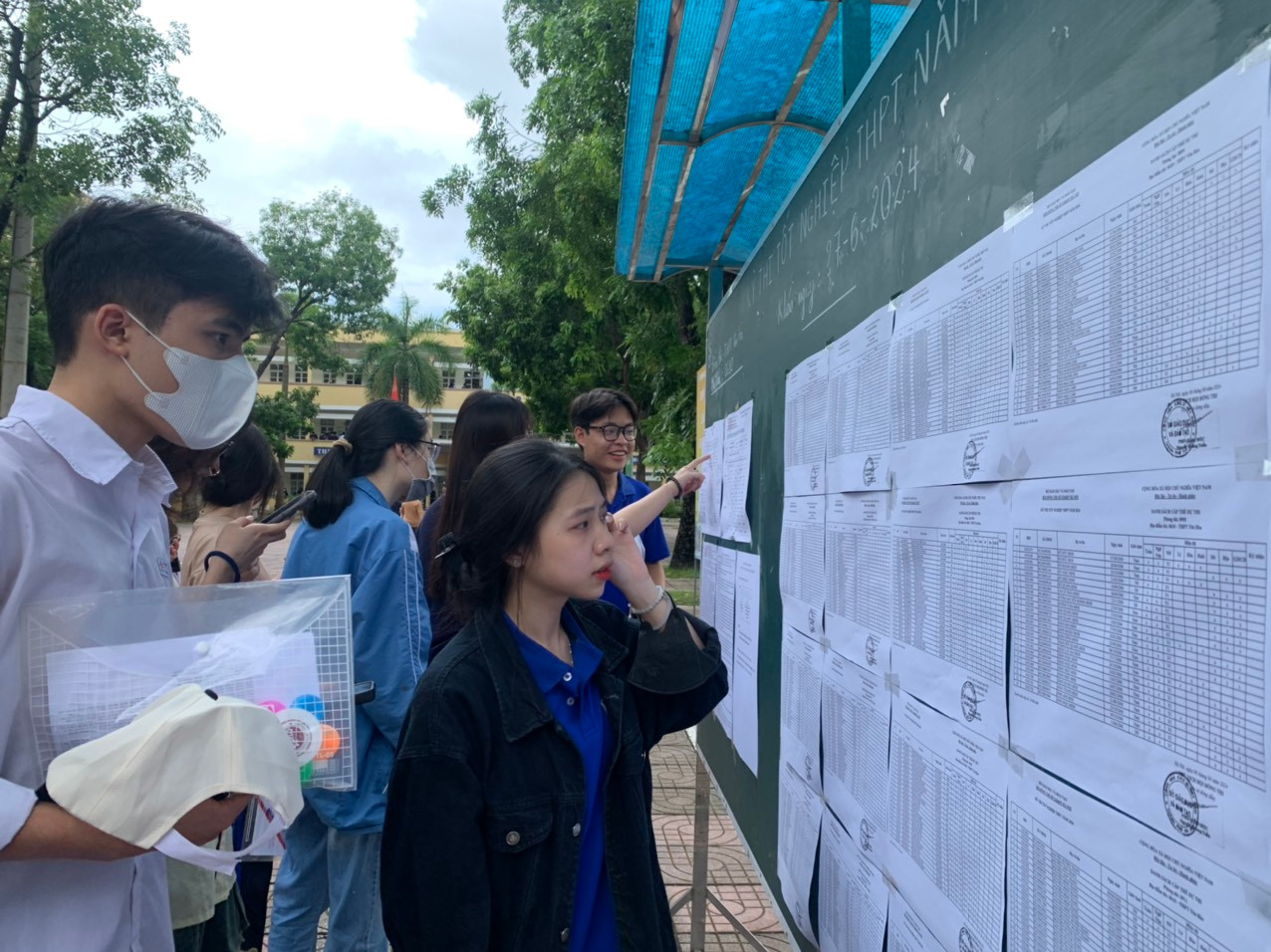 Hơn 1 triệu thí sinh làm thủ tục thi tốt nghiệp ảnh 37 Hơn 1 triệu thí sinh làm thủ tục thi tốt nghiệp ảnh 37