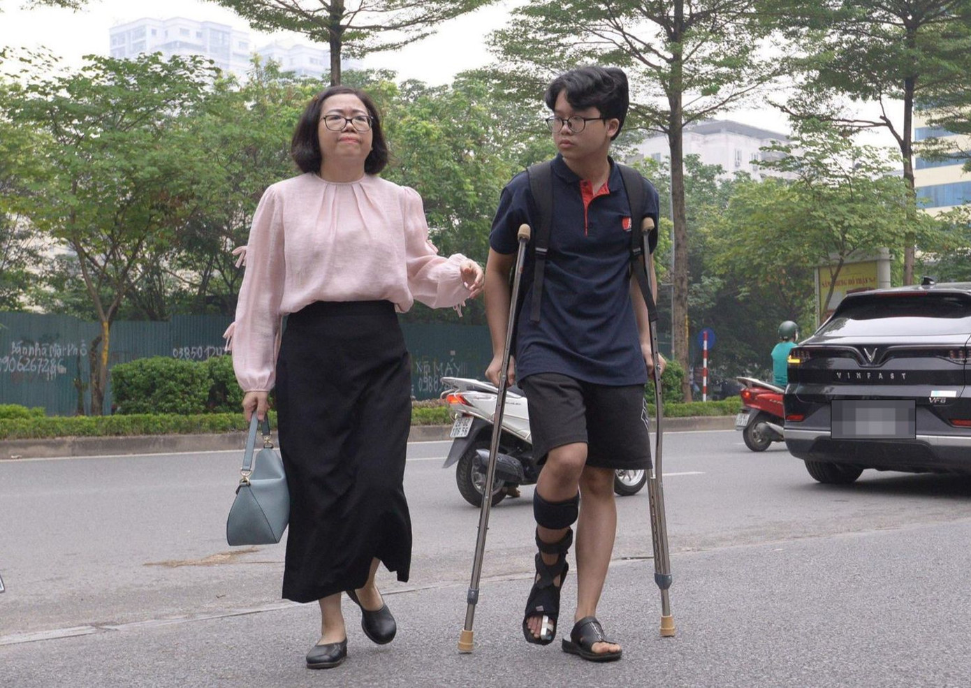 Thí sinh gặp vấn đề sức khỏe vẫn cố gắng đến địa điểm để làm thủ tục dự thi. Ảnh: Trọng Tài Thí sinh gặp vấn đề sức khỏe vẫn cố gắng đến địa điểm để làm thủ tục dự thi. Ảnh: Trọng Tài