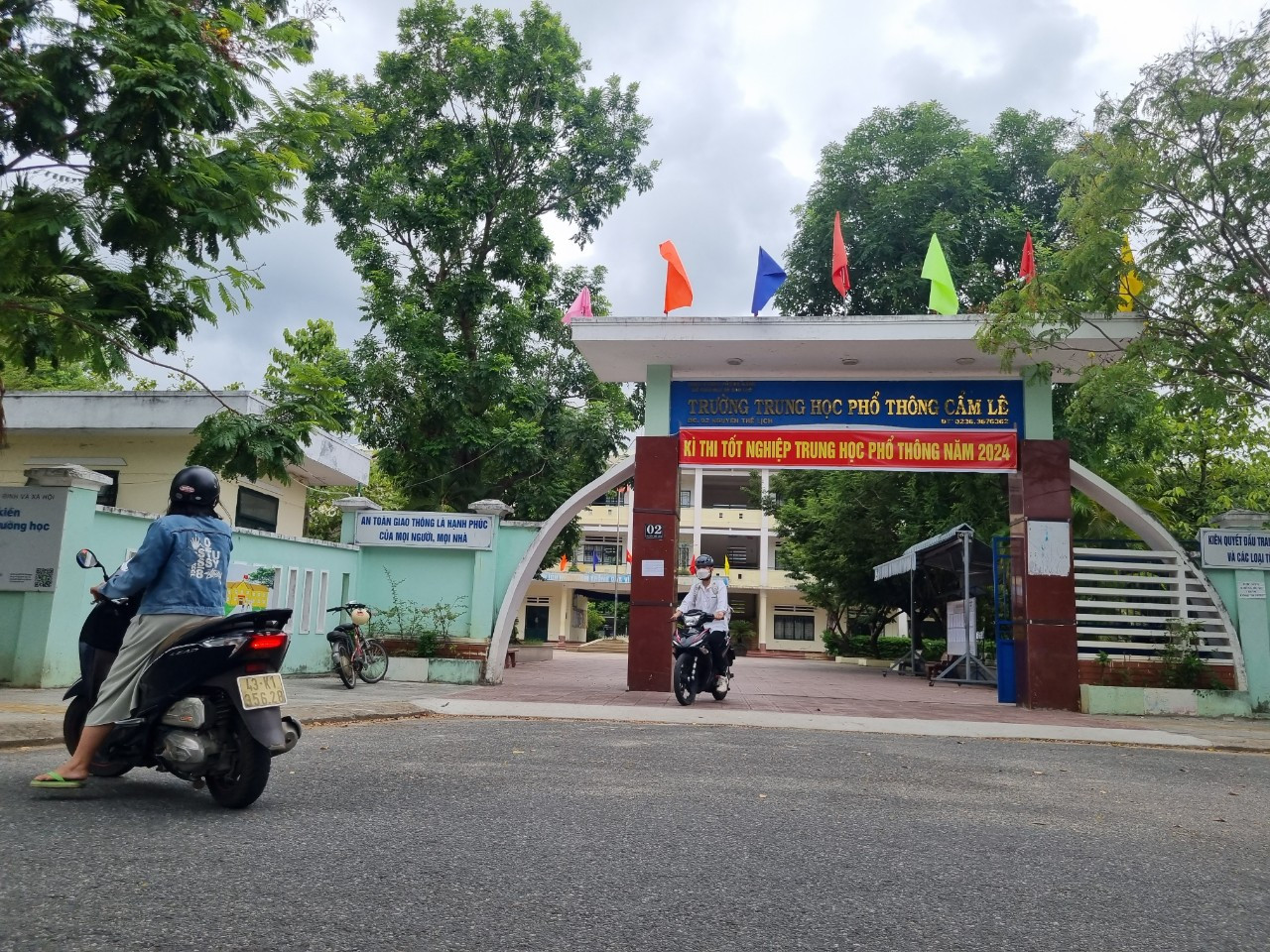 Ảnh: Người dân chạy xe dẫn đường cho thí sinh tới điểm thi. Ảnh: Người dân chạy xe dẫn đường cho thí sinh tới điểm thi.