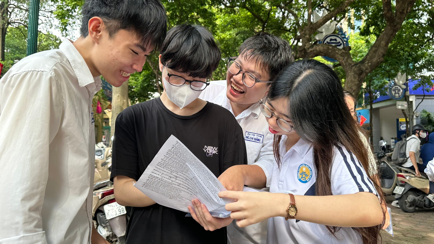 Thí sinh trao đổi bài thi môn tiếng anh Tại điểm thi trường trung học phổ thông Phan Đình Phùng. Ảnh: Như Ý Thí sinh trao đổi bài thi môn tiếng anh Tại điểm thi trường trung học phổ thông Phan Đình Phùng. Ảnh: Như Ý