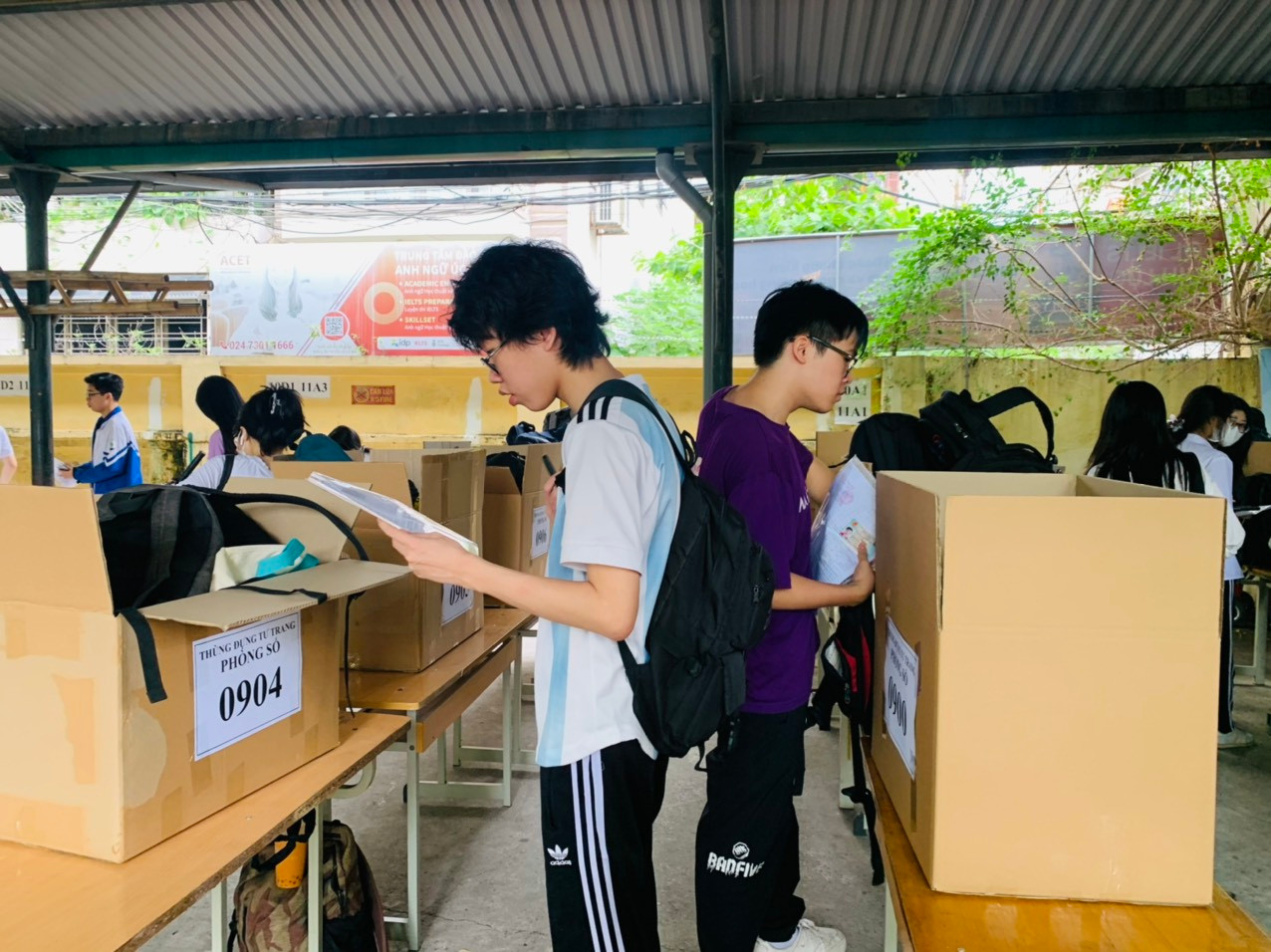 Các thí sinh đến làm thủ tục dự thi trường THPT Yên Hoà Các thí sinh đến làm thủ tục dự thi trường THPT Yên Hoà