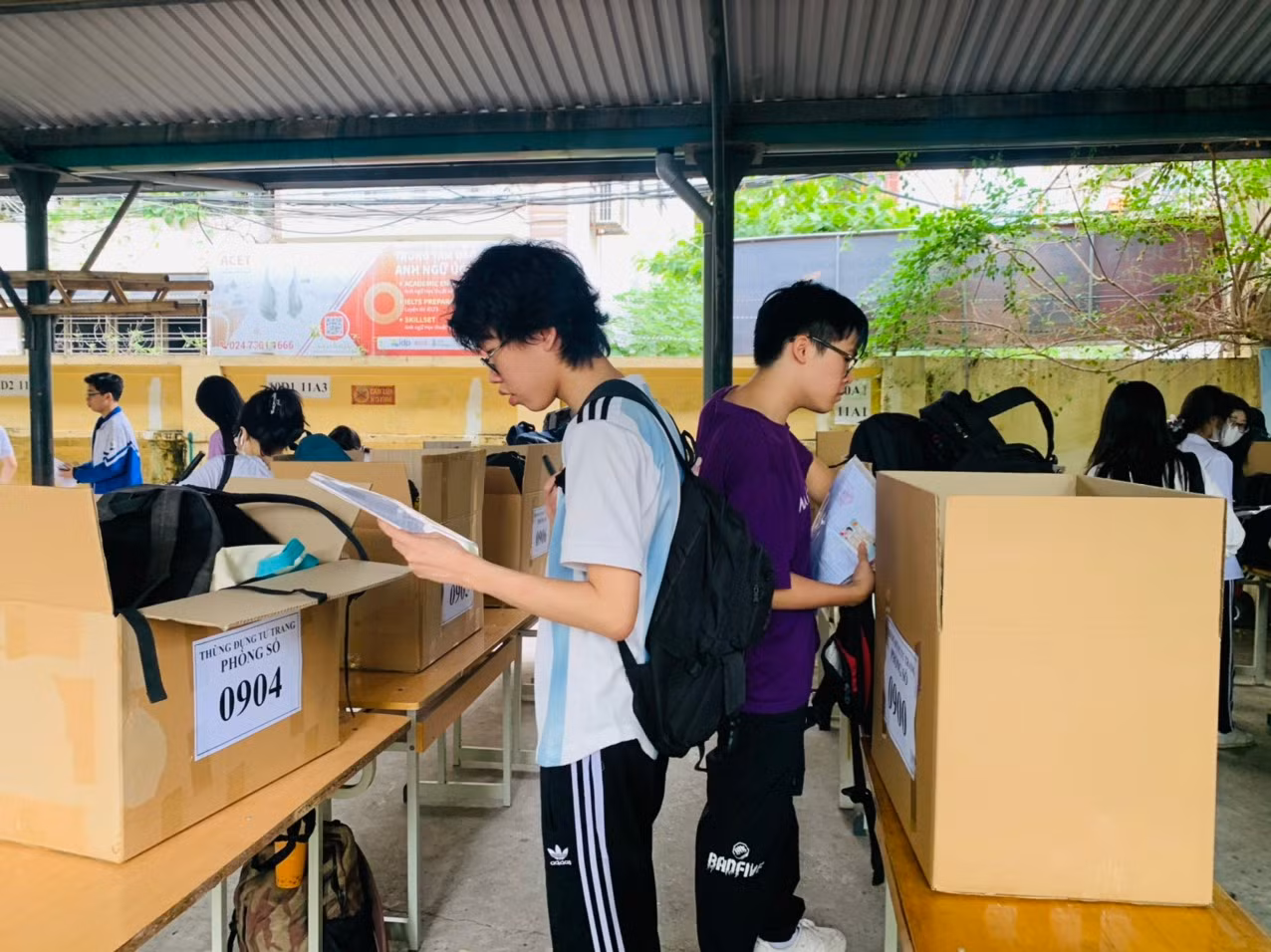 Các thí sinh đến làm thủ tục dự thi trường THPT Yên Hoà