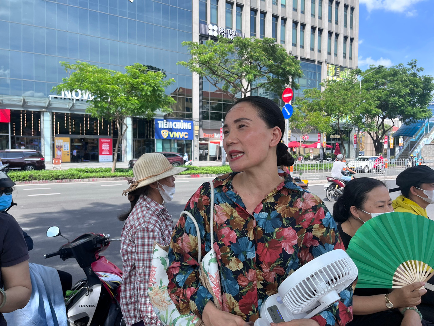 Chị Trương Thị Tuyết chờ con tại cổng trường thi