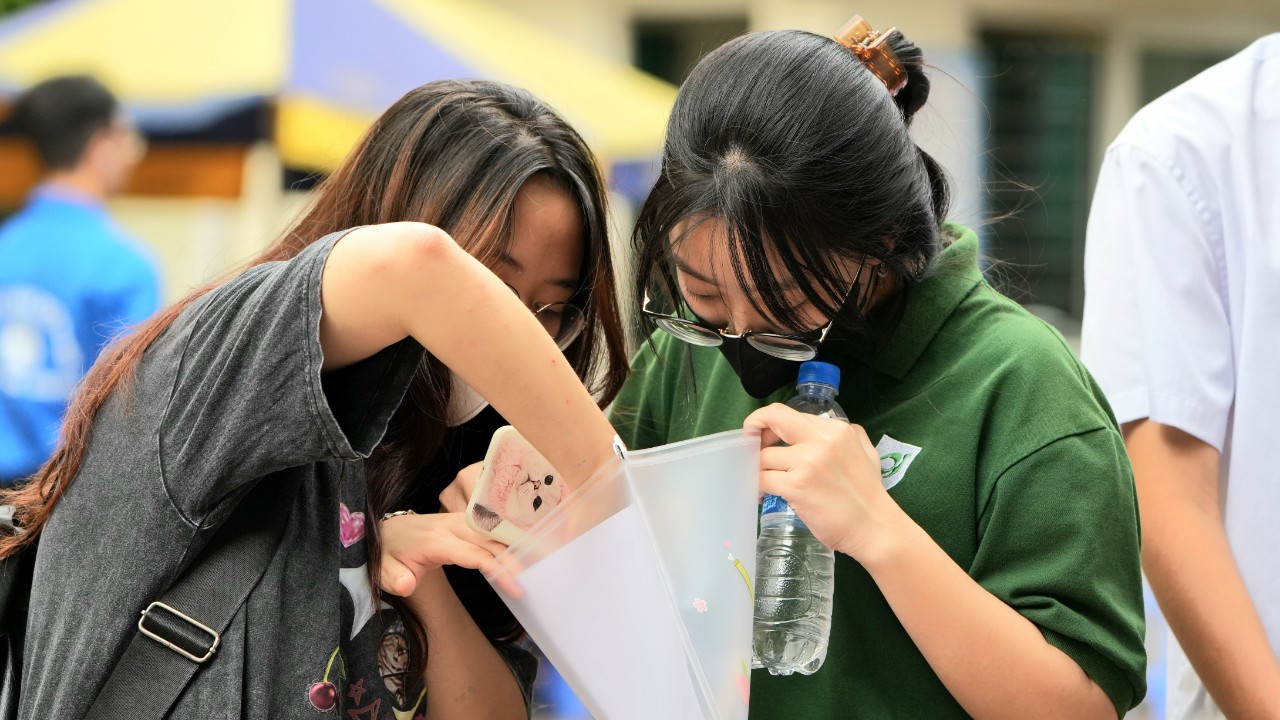 Hơn 1 triệu thí sinh làm thủ tục thi tốt nghiệp ảnh 22 Hơn 1 triệu thí sinh làm thủ tục thi tốt nghiệp ảnh 22