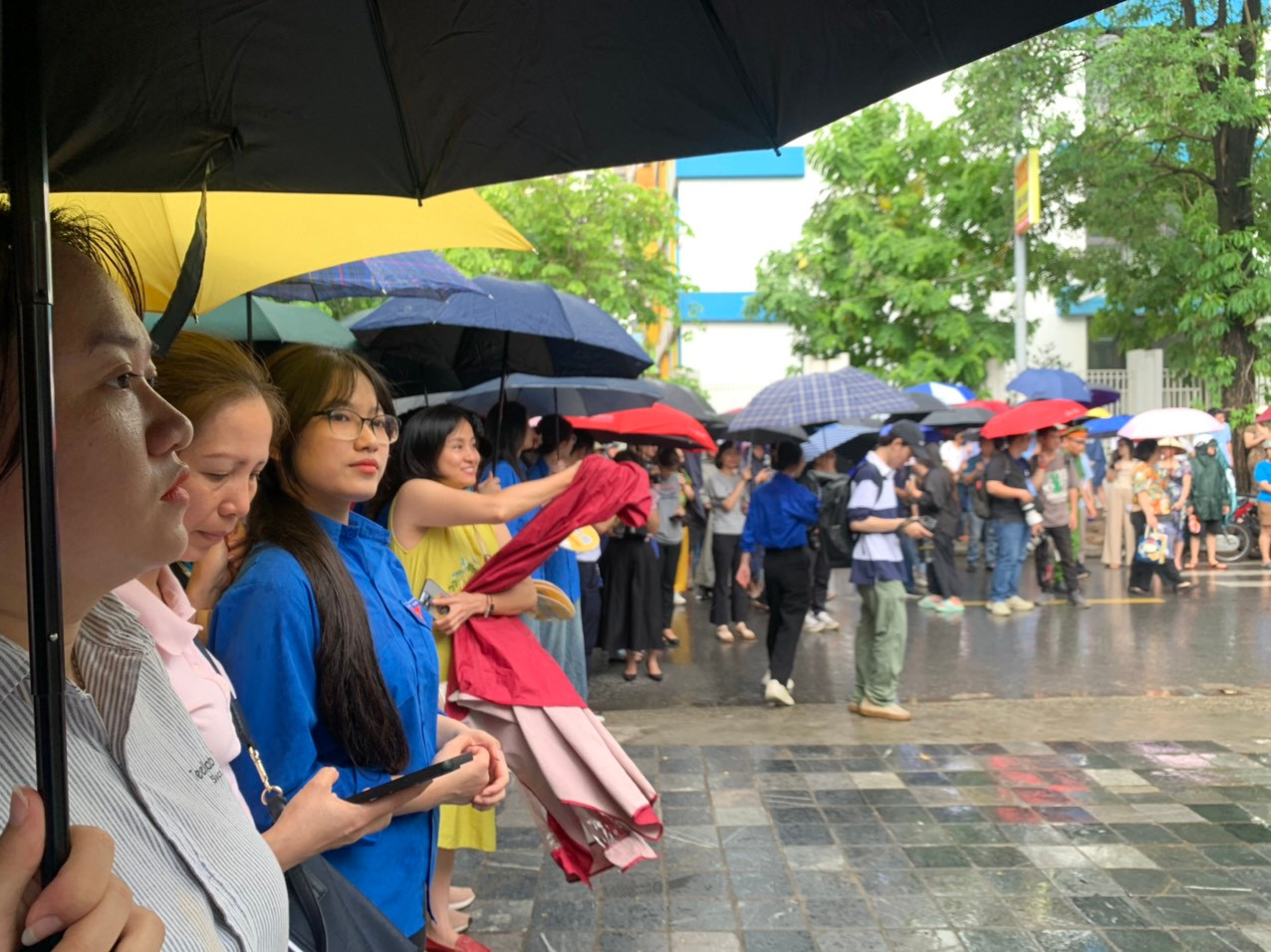 CẬP NHẬT: Kết thúc thi văn, thí sinh tự tin đạt điểm cao ảnh 102