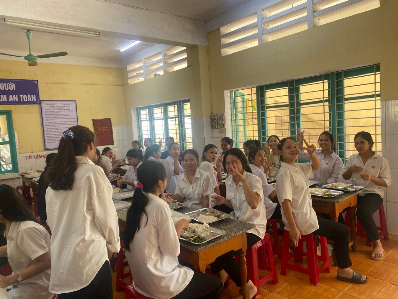 -Học sinh Trường Phổ thông dân tộc nội trú tỉnh Quảng Trị được nhà trường tổ chức ăn trưa -Học sinh Trường Phổ thông dân tộc nội trú tỉnh Quảng Trị được nhà trường tổ chức ăn trưa