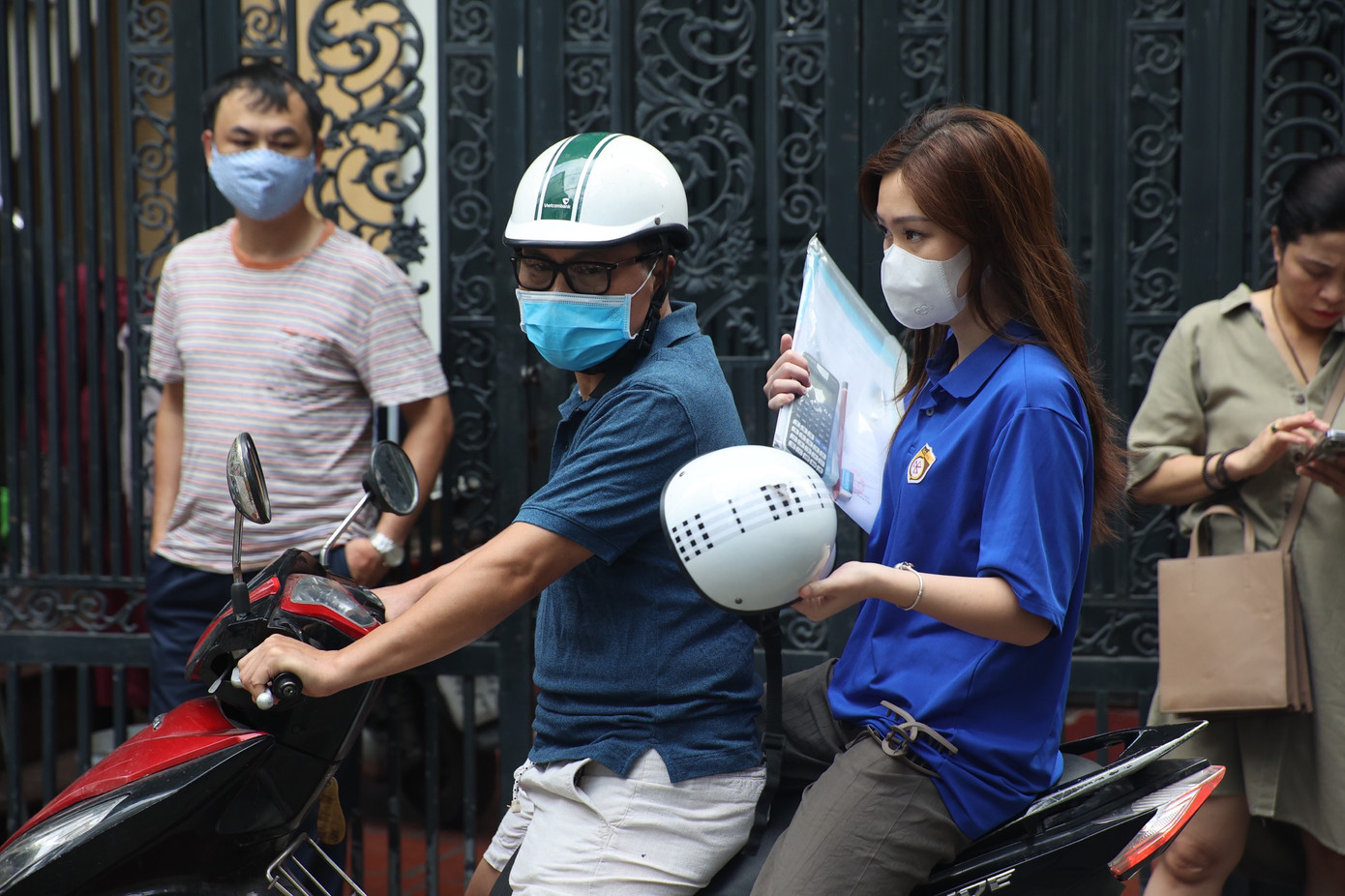 Thí sinh đến điểm thi từ rất sớm Thí sinh đến điểm thi từ rất sớm