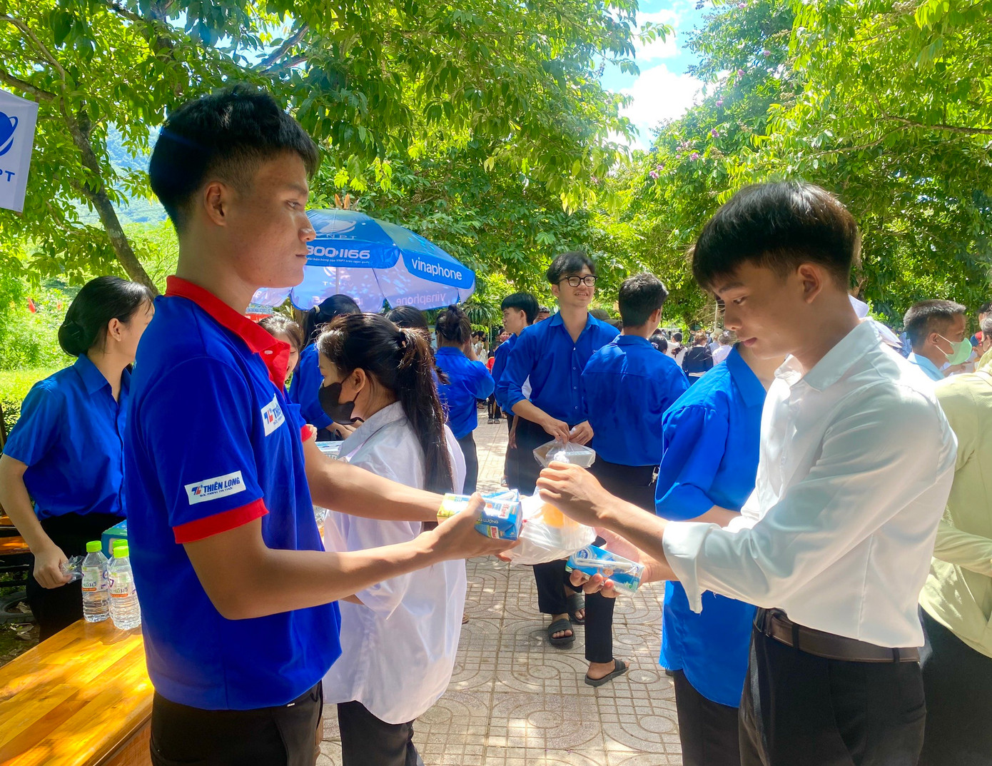 Đội Tiếp sức mùa thi tại điểm thi Trường THPT Đakrông, huyện Đakrông (Quảng Trị) trao suất cơm trưa và sữa, nước uống cho thí sinh. Đội Tiếp sức mùa thi tại điểm thi Trường THPT Đakrông, huyện Đakrông (Quảng Trị) trao suất cơm trưa và sữa, nước uống cho thí sinh.