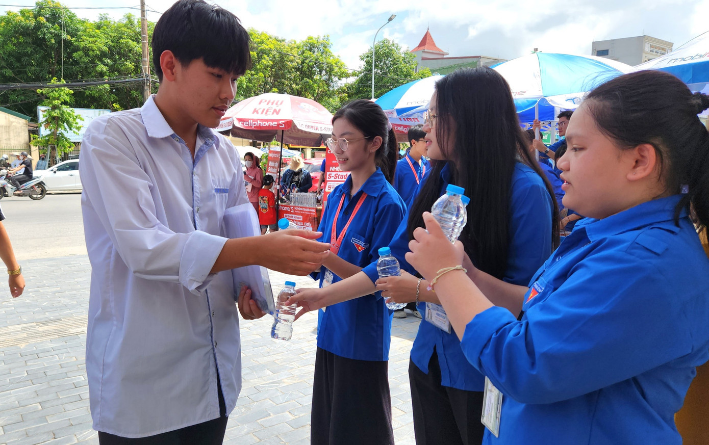 CẬP NHẬT: Sỹ tử làm xong môn Toán, tự tin đạt 8 điểm ảnh 33 CẬP NHẬT: Sỹ tử làm xong môn Toán, tự tin đạt 8 điểm ảnh 33