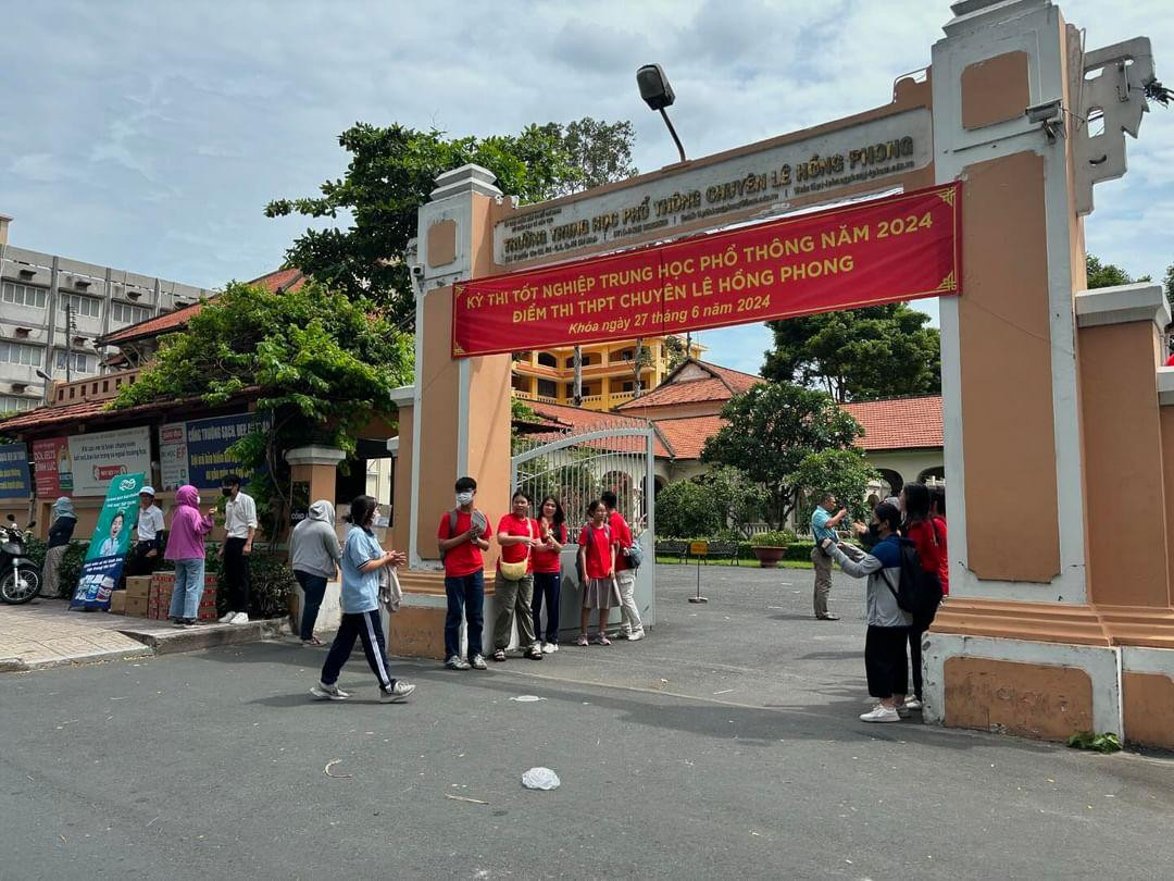 Hơn 1 triệu thí sinh làm thủ tục thi tốt nghiệp ảnh 7 Hơn 1 triệu thí sinh làm thủ tục thi tốt nghiệp ảnh 7