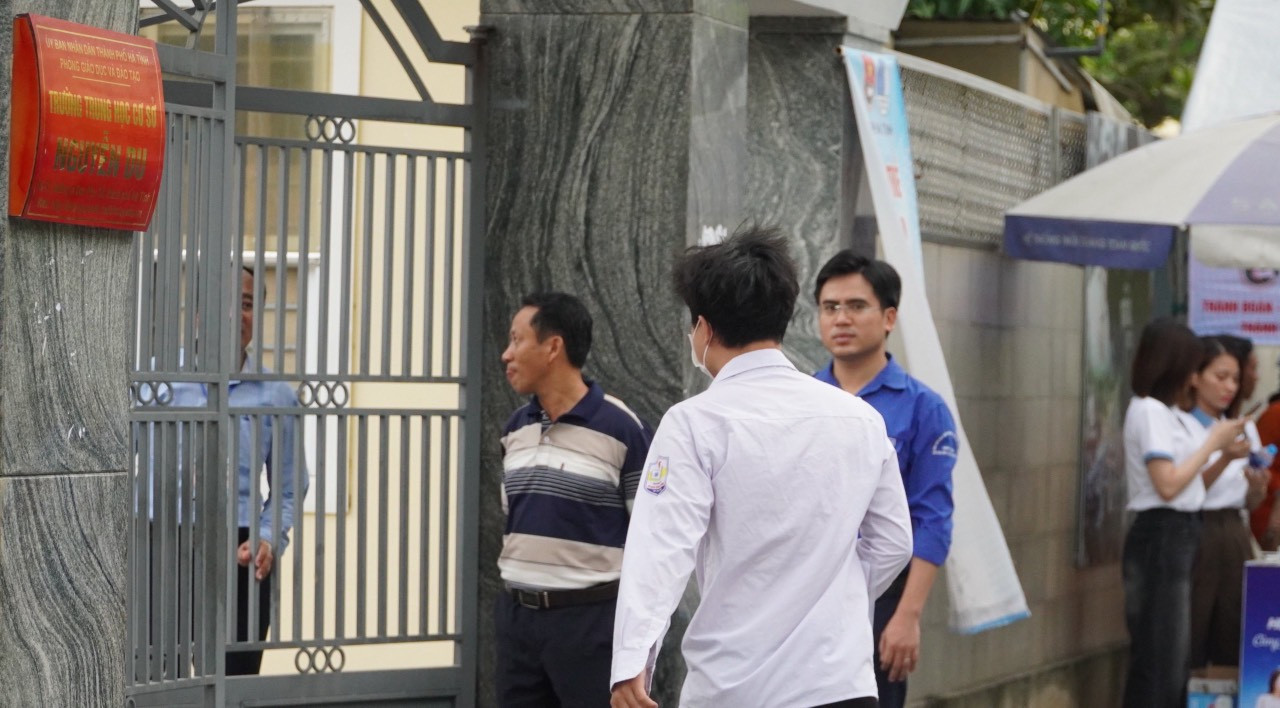 Một thí sinh hớt hải đến điểm thi