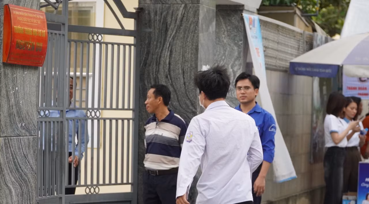 Một thí sinh hớt hải đến điểm thi