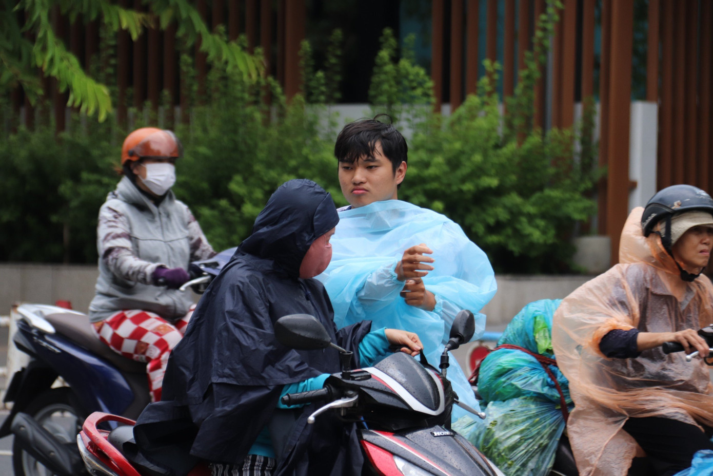 CẬP NHẬT: Sỹ tử làm xong môn Toán, tự tin đạt 8 điểm ảnh 18 CẬP NHẬT: Sỹ tử làm xong môn Toán, tự tin đạt 8 điểm ảnh 18