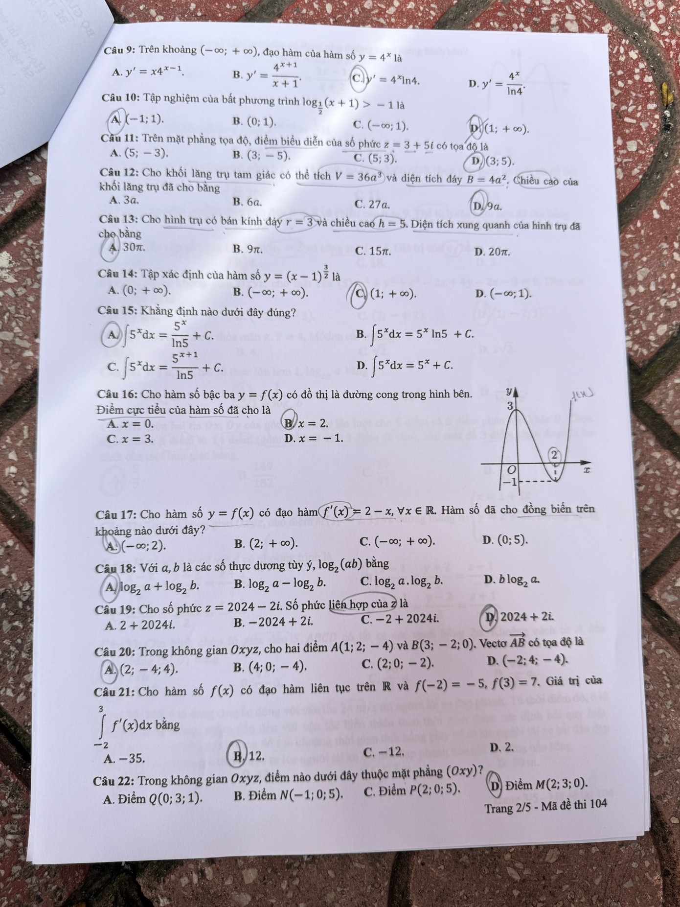 CẬP NHẬT: Sỹ tử làm xong môn Toán, tự tin đạt 8 điểm ảnh 38 CẬP NHẬT: Sỹ tử làm xong môn Toán, tự tin đạt 8 điểm ảnh 38