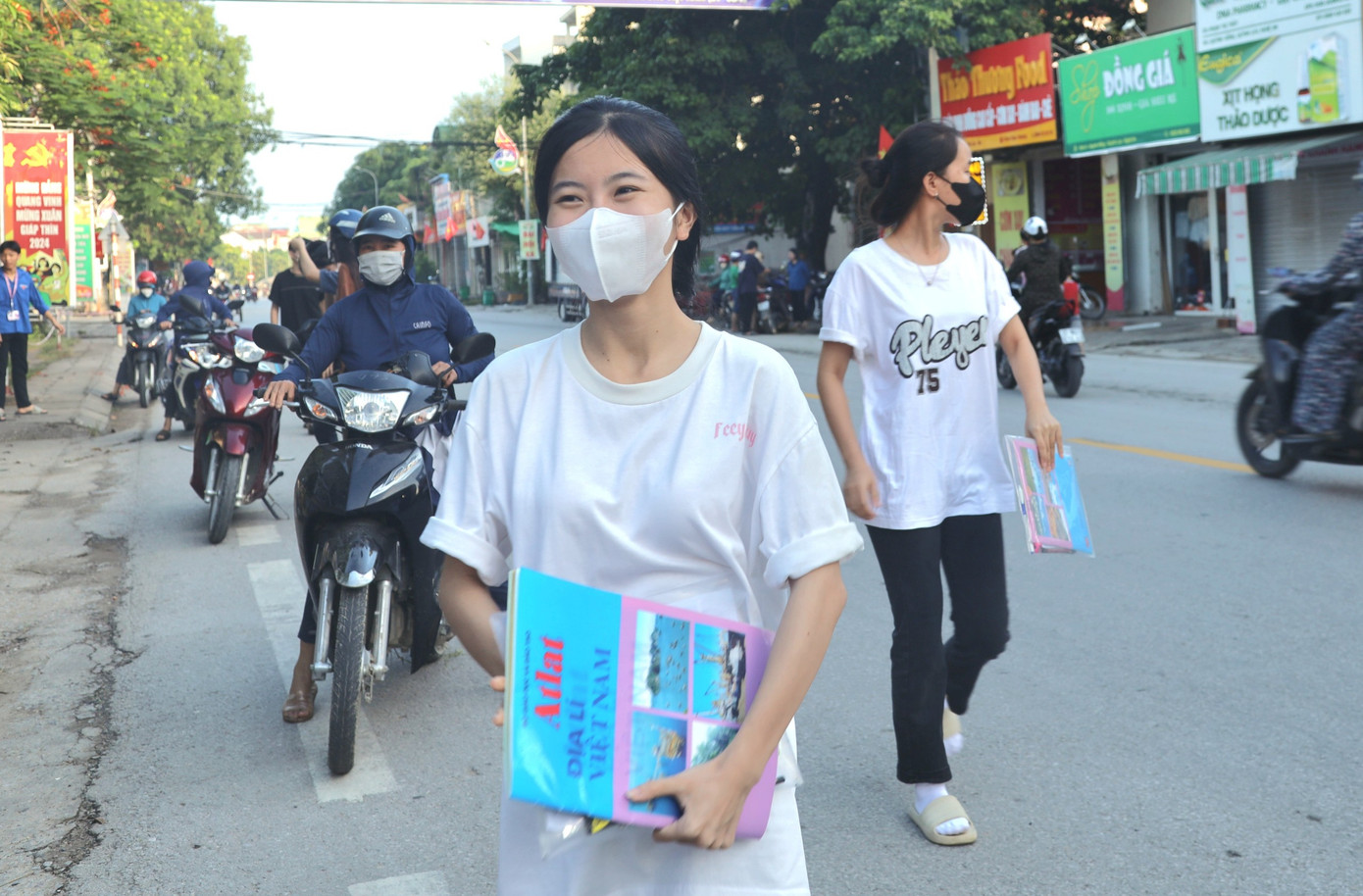 Nhiều thí sinh mang theo cuốn Atlat Nhiều thí sinh mang theo cuốn Atlat