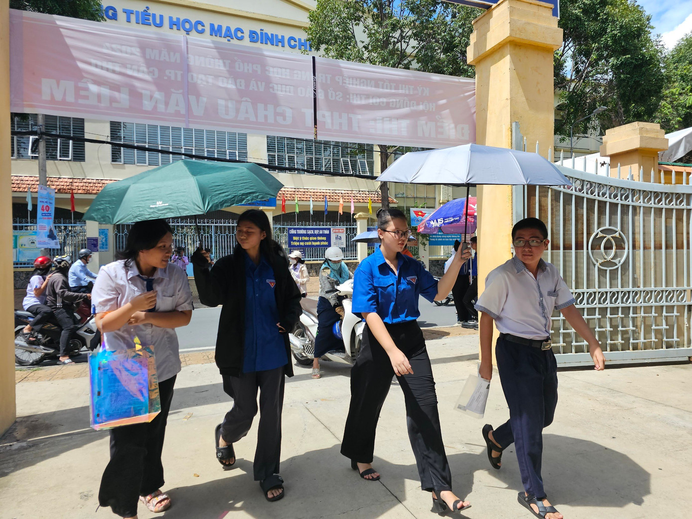 Hơn 1 triệu thí sinh làm thủ tục thi tốt nghiệp ảnh 41 Hơn 1 triệu thí sinh làm thủ tục thi tốt nghiệp ảnh 41