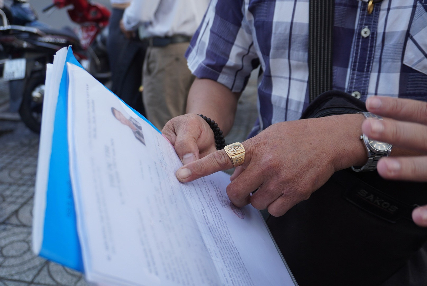 Ông Nguyễn Thế Tú trước giờ làm bài thi Khoa học xã hội Ông Nguyễn Thế Tú trước giờ làm bài thi Khoa học xã hội