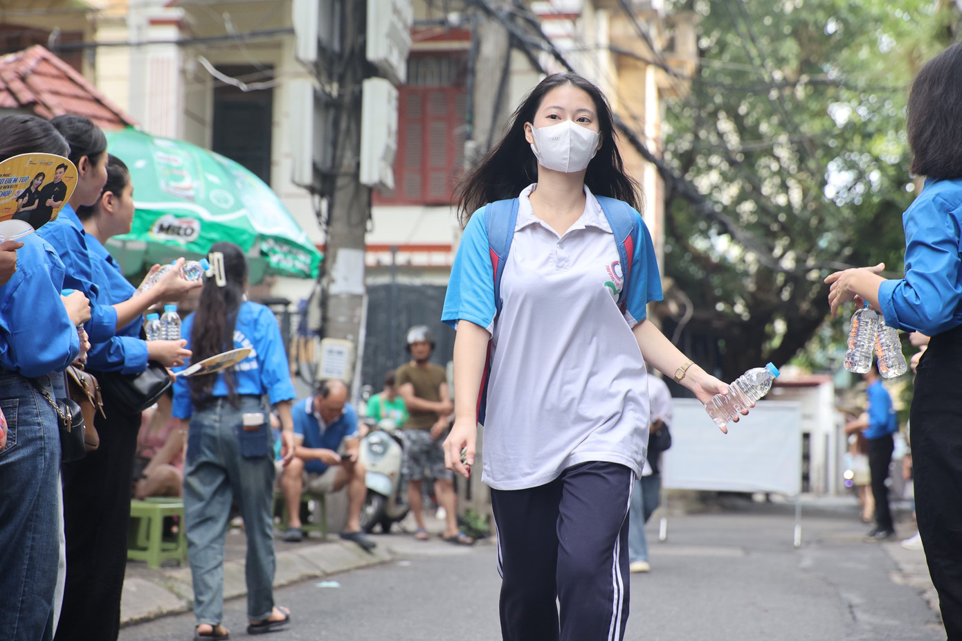 Tình nguyện viên phát nước cho thí sinh. Tình nguyện viên phát nước cho thí sinh.