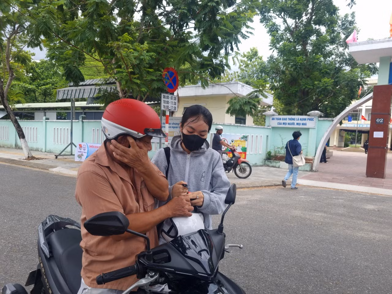 Hơn 1 triệu thí sinh làm thủ tục thi tốt nghiệp ảnh 13