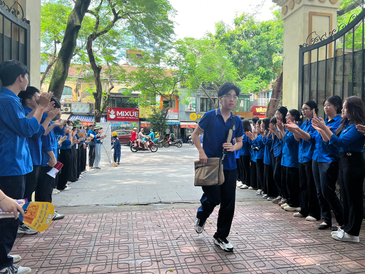 CẬP NHẬT: Sỹ tử làm xong môn Toán, tự tin đạt 8 điểm ảnh 12 CẬP NHẬT: Sỹ tử làm xong môn Toán, tự tin đạt 8 điểm ảnh 12