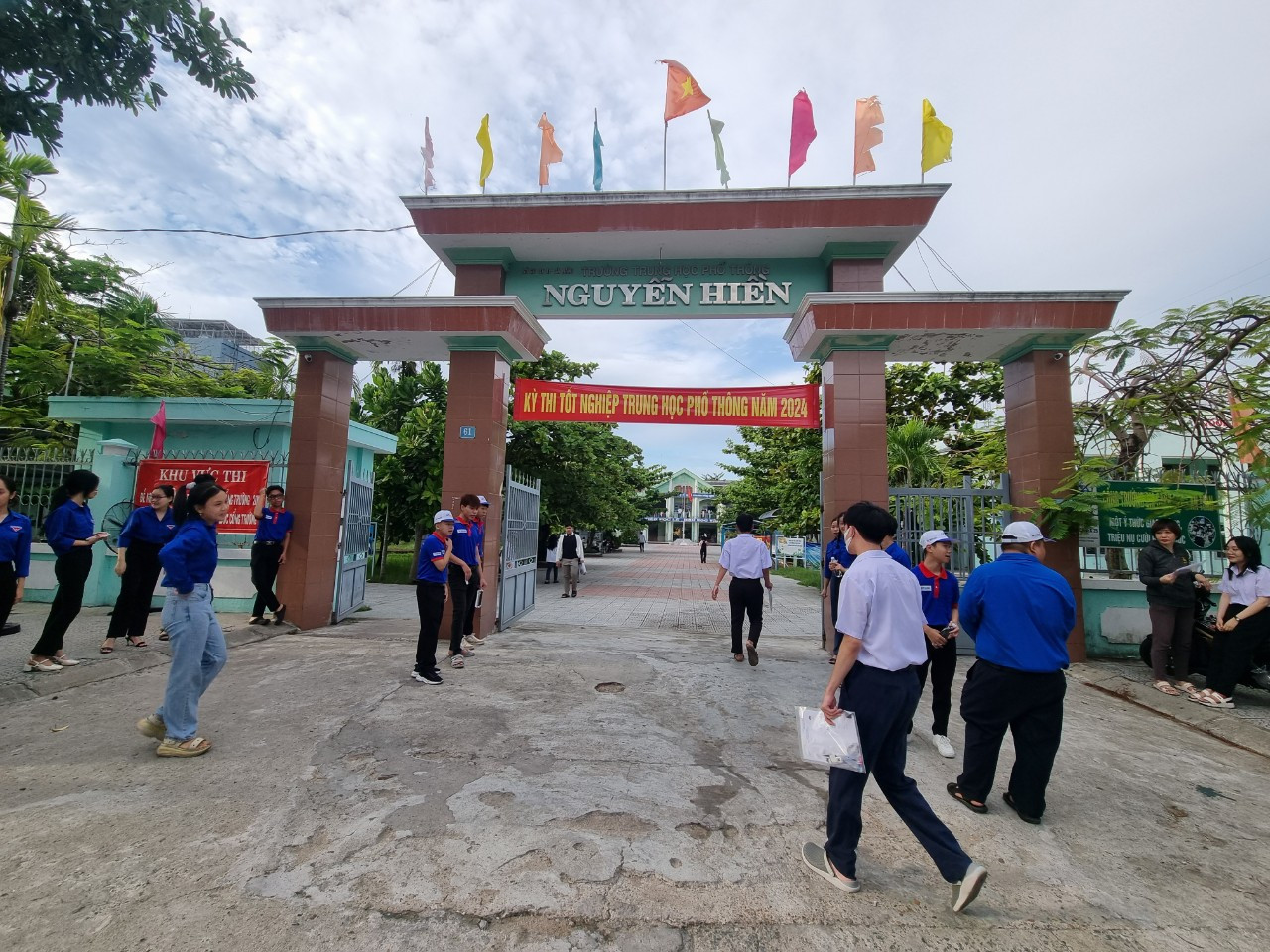 Thí sinh Đà Nẵng bước vào ngày thi đầu tiên.