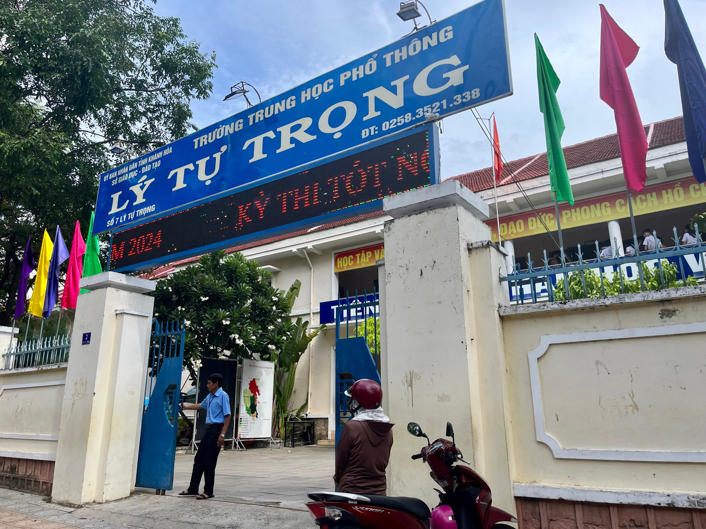 Hơn 1 triệu thí sinh làm thủ tục thi tốt nghiệp ảnh 56 Hơn 1 triệu thí sinh làm thủ tục thi tốt nghiệp ảnh 56