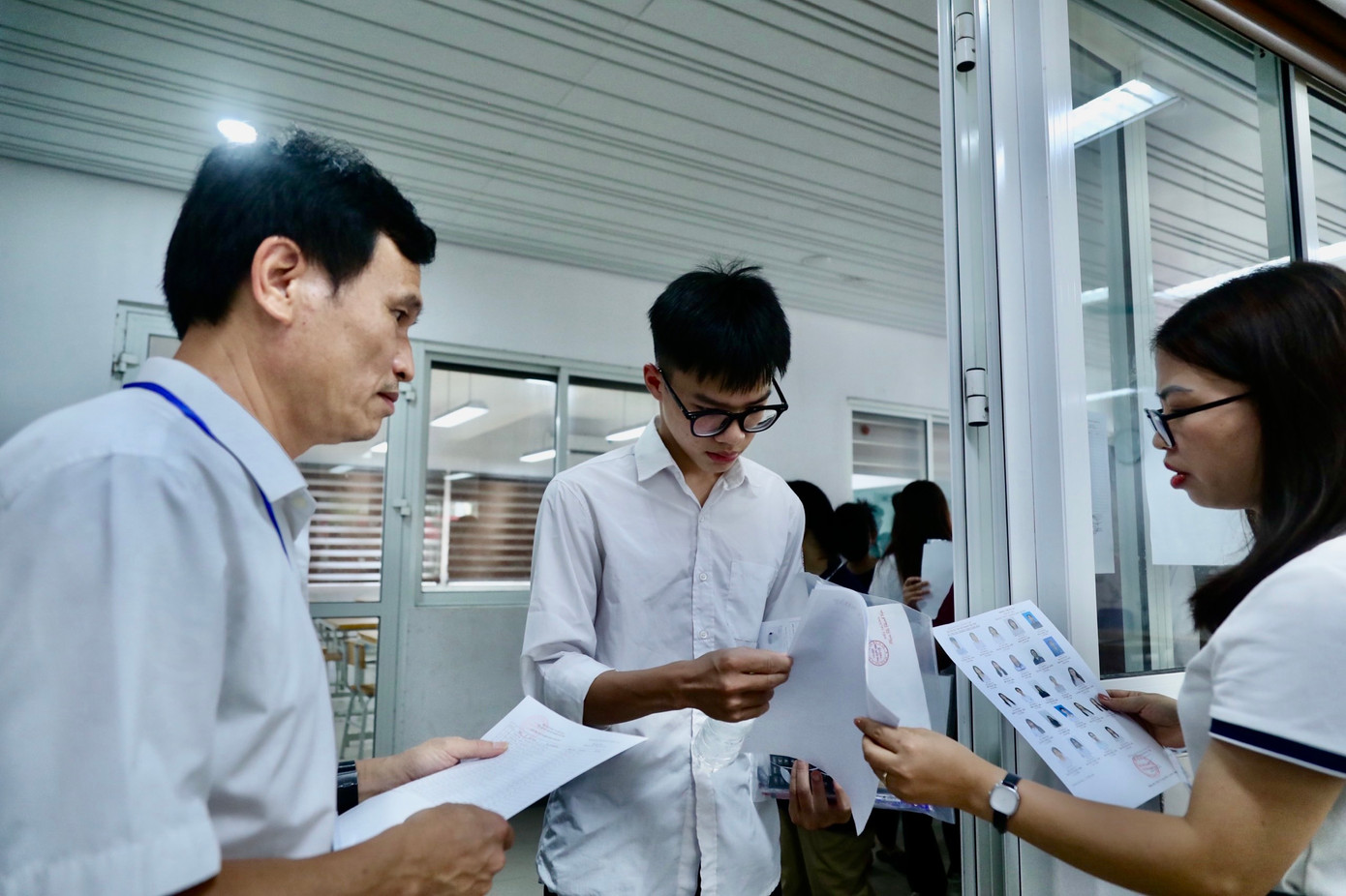 CẬP NHẬT: Sỹ tử làm xong môn Toán, tự tin đạt 8 điểm ảnh 24 CẬP NHẬT: Sỹ tử làm xong môn Toán, tự tin đạt 8 điểm ảnh 24