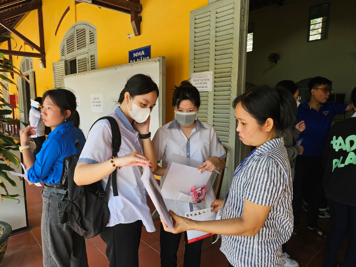 Hơn 1 triệu thí sinh làm thủ tục thi tốt nghiệp ảnh 44 Hơn 1 triệu thí sinh làm thủ tục thi tốt nghiệp ảnh 44