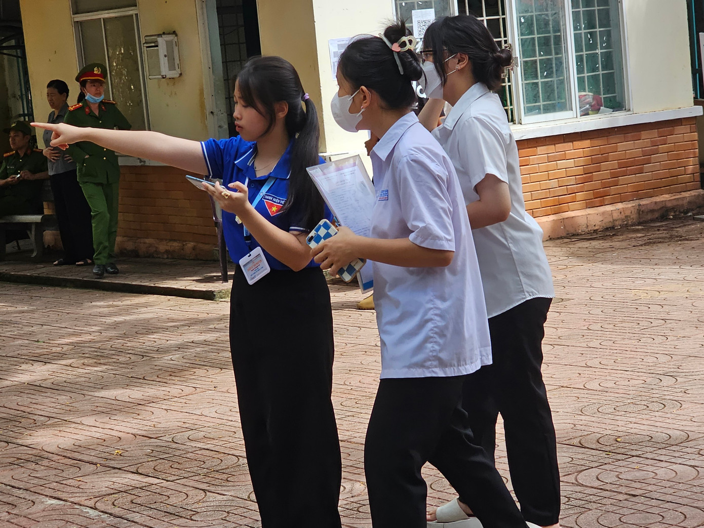 Hơn 1 triệu thí sinh làm thủ tục thi tốt nghiệp ảnh 67 Hơn 1 triệu thí sinh làm thủ tục thi tốt nghiệp ảnh 67