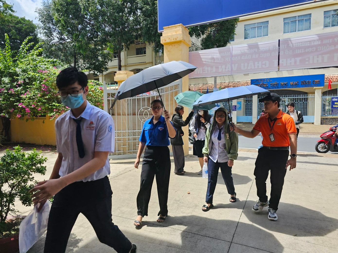 Hơn 1 triệu thí sinh làm thủ tục thi tốt nghiệp ảnh 42 Hơn 1 triệu thí sinh làm thủ tục thi tốt nghiệp ảnh 42