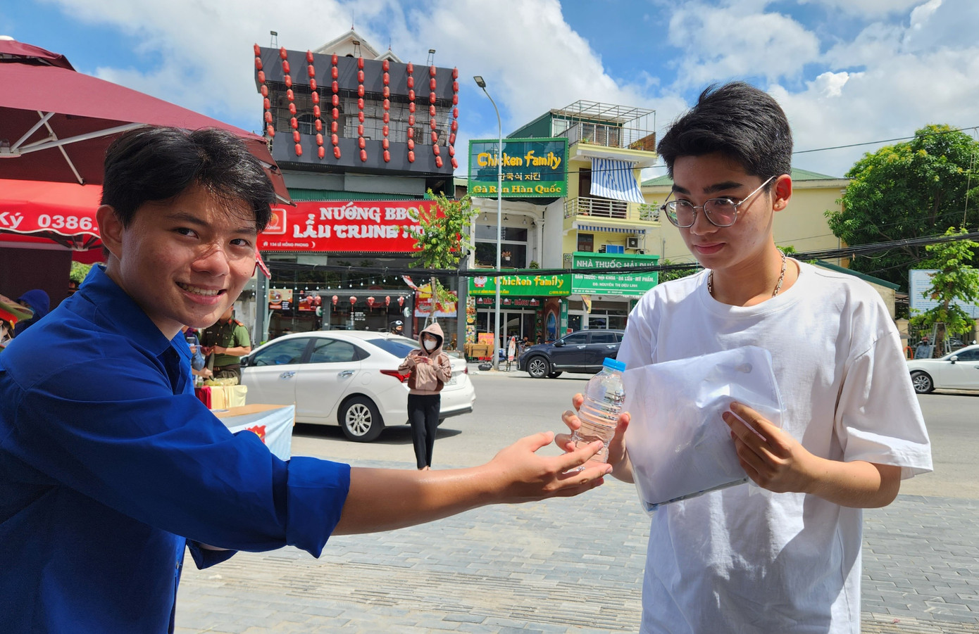 CẬP NHẬT: Sỹ tử làm xong môn Toán, tự tin đạt 8 điểm ảnh 32 CẬP NHẬT: Sỹ tử làm xong môn Toán, tự tin đạt 8 điểm ảnh 32