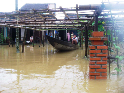 Nước lũ dâng, nhiều người dân phải chèo thuyền vào nhà. Ảnh chụp tại xã Quế Xuân 2, huyện Quế Sơn, tỉnh Quảng Nam chiều 16/11. Ảnh: H. Văn