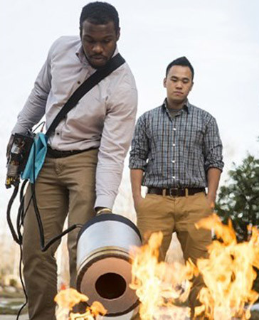 Sinh viên gốc Việt 'chế' công nghệ dập lửa bằng âm thanh ảnh 1