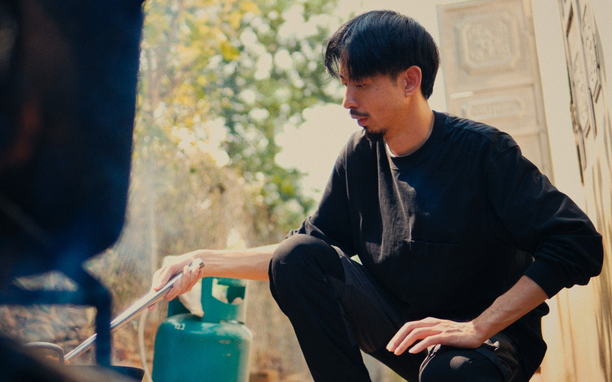 Hình ảnh Đen vào bếp trong MV.