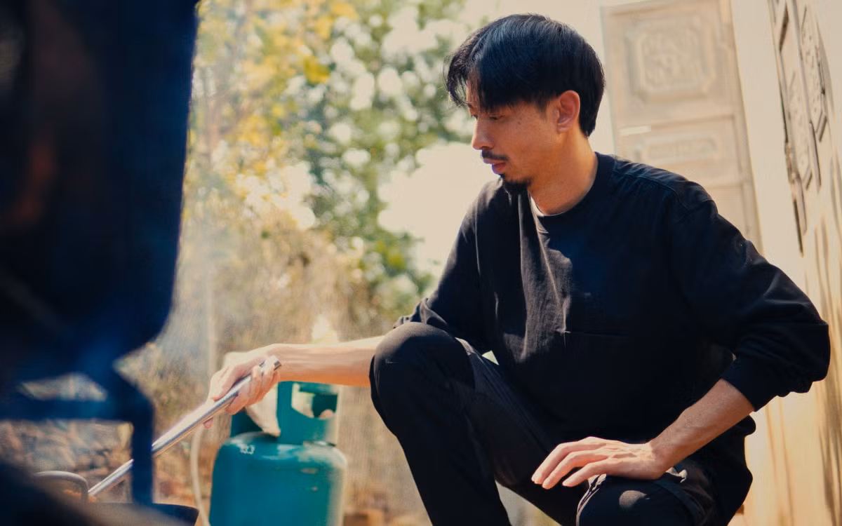 Hình ảnh Đen vào bếp trong MV. Hình ảnh Đen vào bếp trong MV.