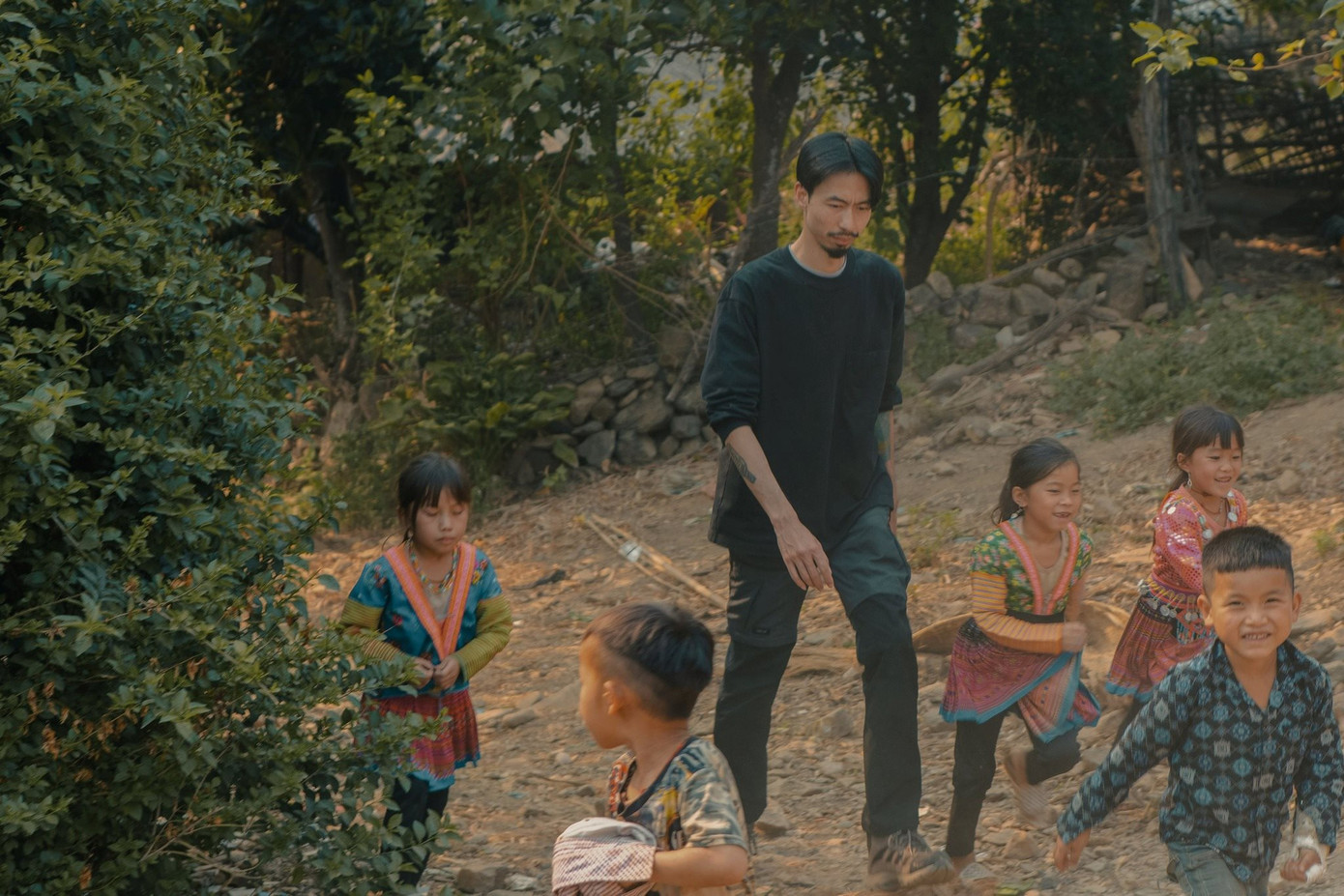 Đen gây xúc động với ca khúc về hành trình đến trường của trẻ vùng cao.