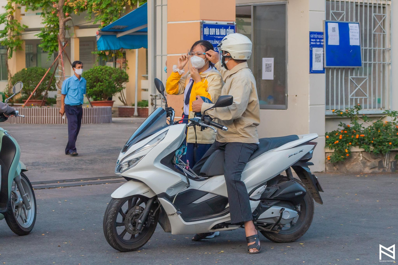 Một buổi sáng đi học lại của học sinh lớp 12 tại trường THPT Phú Nhuận. Nguồn: CLB Truyền thông THPT Phú Nhuận. Một buổi sáng đi học lại của học sinh lớp 12 tại trường THPT Phú Nhuận. Nguồn: CLB Truyền thông THPT Phú Nhuận.