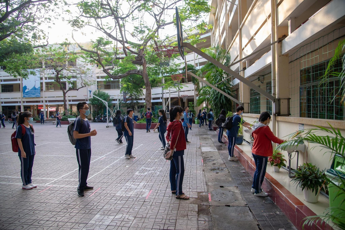 Học sinh xếp hàng rửa tay trước khi vào lớp, nhưng vẫn giữ khoảng cách nhất định. Nguồn: Đoàn trường THPT Nguyễn Công Trứ Học sinh xếp hàng rửa tay trước khi vào lớp, nhưng vẫn giữ khoảng cách nhất định. Nguồn: Đoàn trường THPT Nguyễn Công Trứ