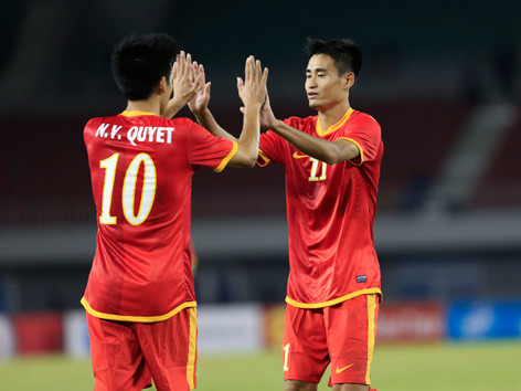 Văn Quyết, cầu thủ chơi nổi bật nhất của U23 VN chia vui cùng đồng đội. ảnh: VSI 