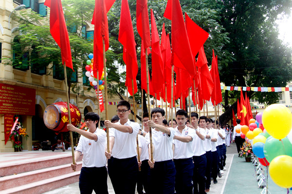 Lễ khai giảng diễn ra trang trọng. Dẫn đầu đoàn học sinh khối 10 là đội hồng kỳ. Lễ khai giảng diễn ra trang trọng. Dẫn đầu đoàn học sinh khối 10 là đội hồng kỳ