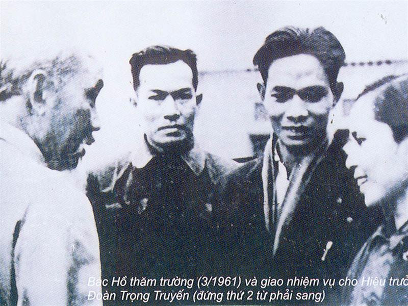 Bác Hồ thăm trường Kinh tế Tài chính (3/1961) và giao nhiệm vụ cho Hiệu trưởng Đoàn Trọng Truyến (đứng thứ hai từ phải sang)